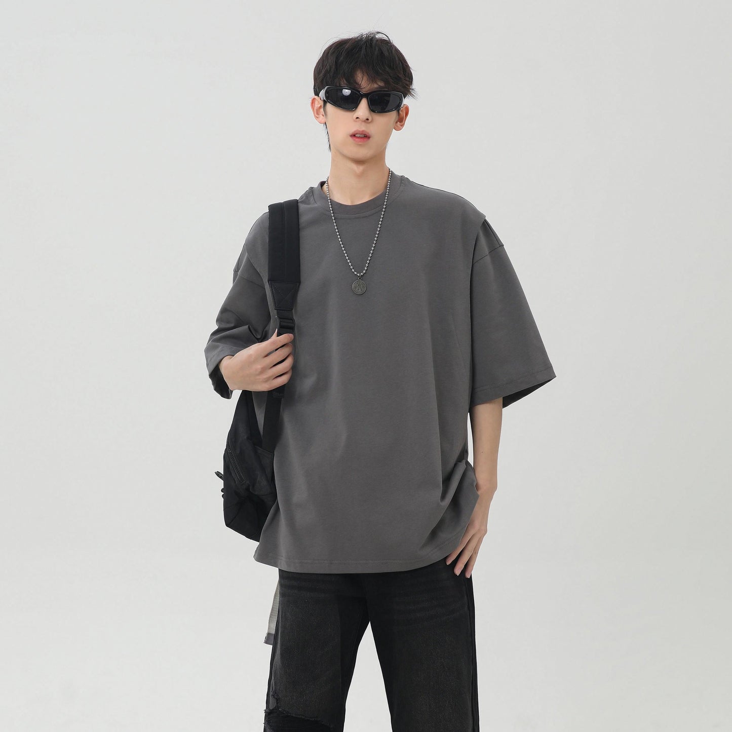 Paddy Julia bir xil rangdagi asosiy dekonstruksiya qilingan birlashma dizayn hissi yelkali bo'sh ko'p qirrali oddiy shamol qutisi versiyasi pastki qismdagi kalta yengli futbolka erkaklar va ayollar bir xil modellar