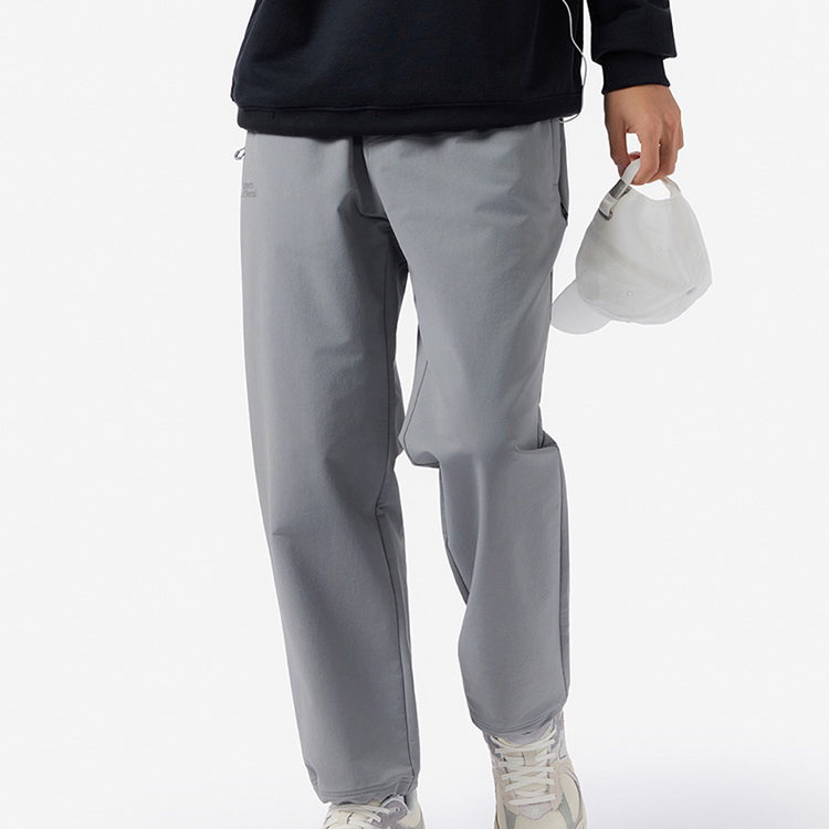 New Balance erkaklar uchun kulrang tekis rangli oʻrta uzunlikdagi tekis oyoqli shim