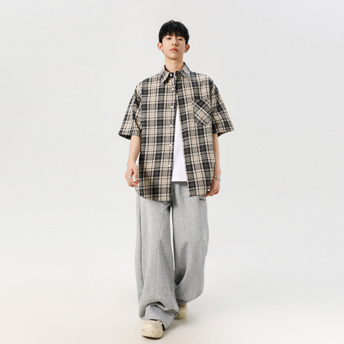 Igoi amerikalik retro yuzlik, bir xil paragrafli, erkin yupqa kesmali, yelkali, kalta yengli erkaklar va ayollar ko'ylagi