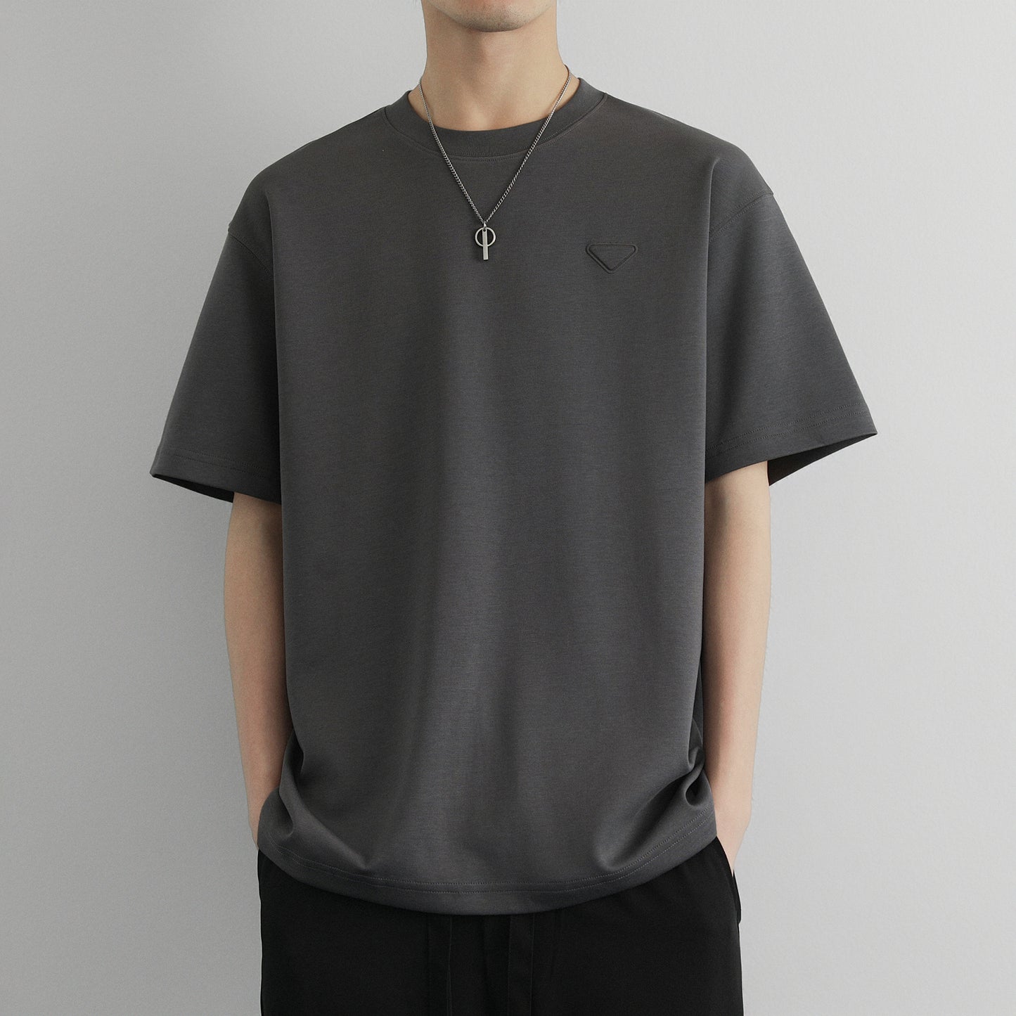 Hvga asosiy modellari eski pul uslubi yumshoq va qulay teri salqin tuyg'u yarim yengli pastki ko'ylak Amerika tekis rangli moda shaxsiyat trendi tasodifiy erkin qisqa qisma futbolkalar bir xil modellar bilan erkaklar va ayollar