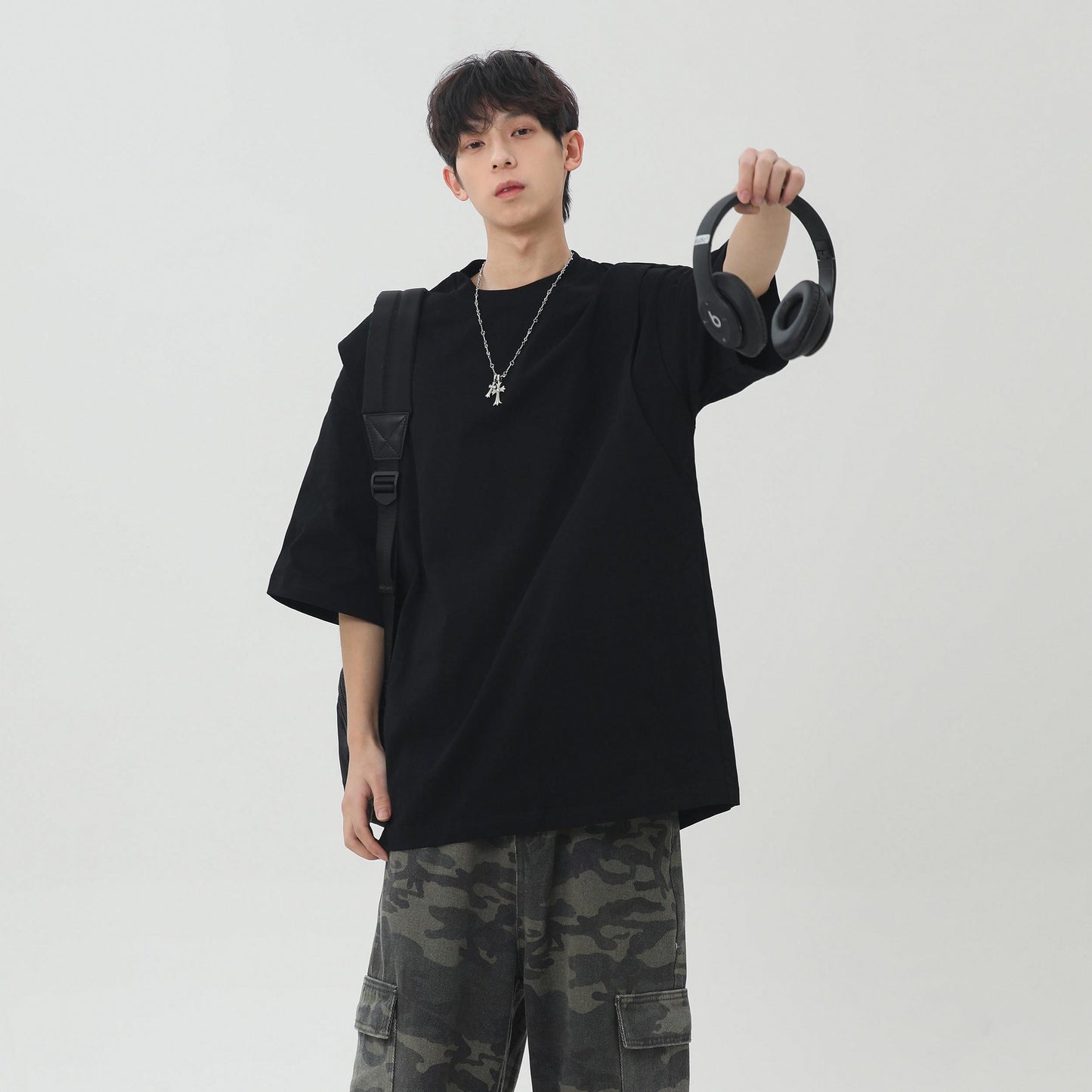 Paddy Julia bir xil rangdagi asosiy dekonstruksiya qilingan birlashma dizayn hissi yelkali bo'sh ko'p qirrali oddiy shamol qutisi versiyasi pastki qismdagi kalta yengli futbolka erkaklar va ayollar bir xil modellar