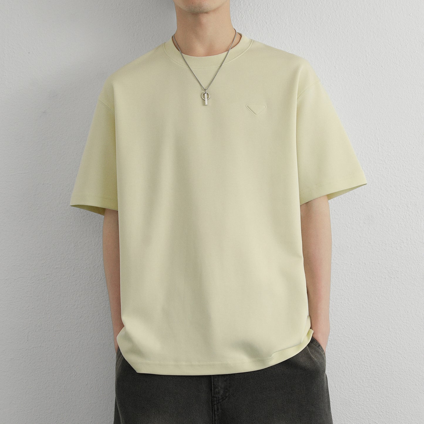 Hvga asosiy modellari eski pul uslubi yumshoq va qulay teri salqin tuyg'u yarim yengli pastki ko'ylak Amerika tekis rangli moda shaxsiyat trendi tasodifiy erkin qisqa qisma futbolkalar bir xil modellar bilan erkaklar va ayollar