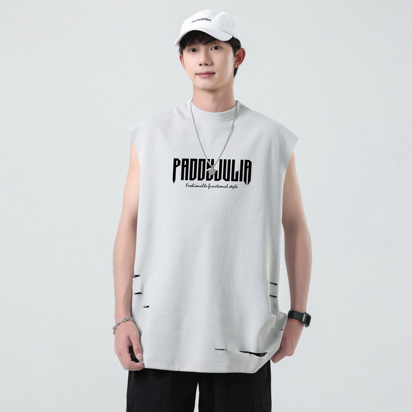 Paddy Julia harfli bosma naqshli yengsiz yelek orqali tartibsiz teshiklarni yuvib, modellari bilan erkaklar va ayollar