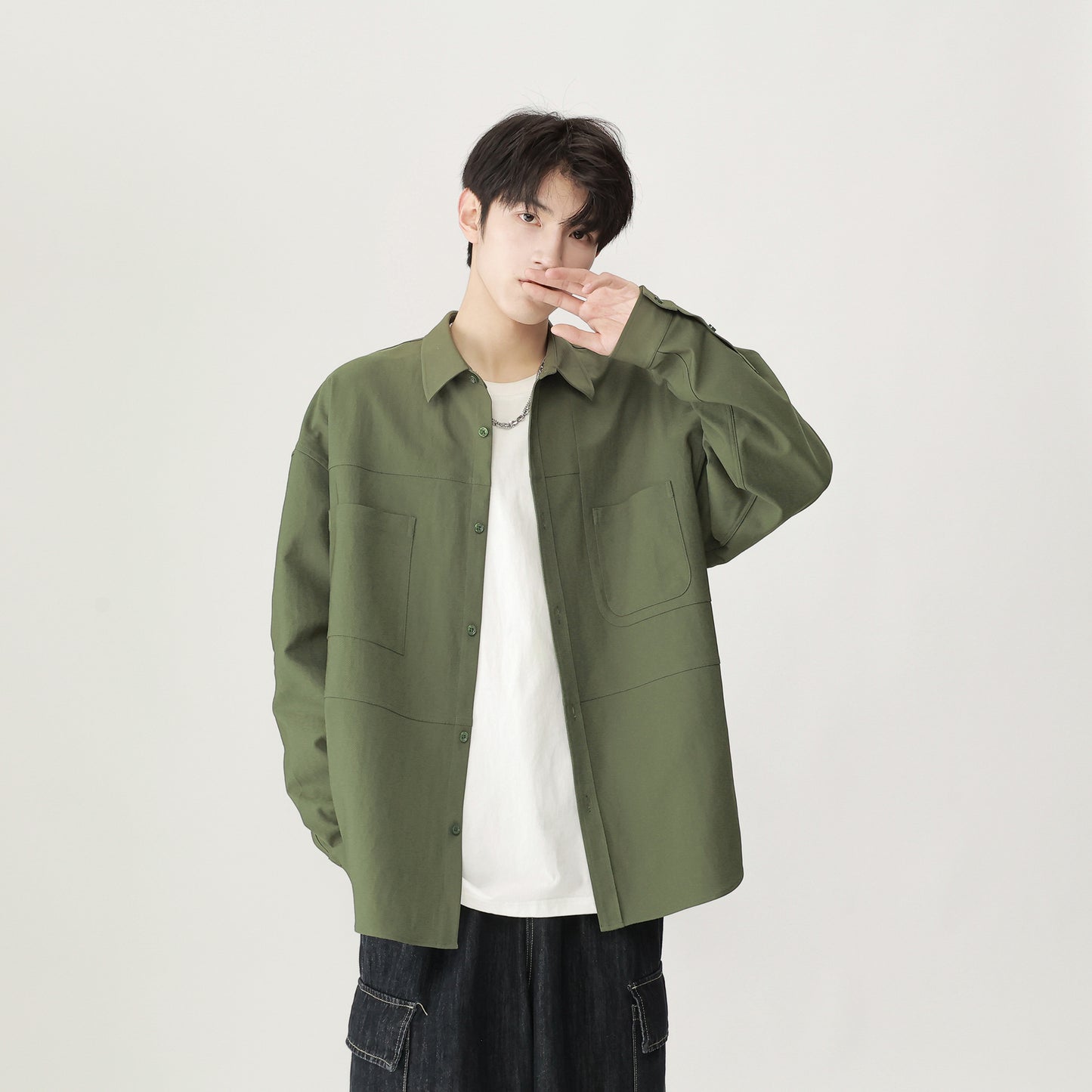 Igoi modasi ochiq ko'cha modasi bo'sh shaharbo'yi tekis rangli yuz lapelli ko'krak qafasi ikki cho'ntakli nafas oladigan ko'ylak ko'ylagi yuqori ko'chada yo'lovchi terisi qulay tasodifiy tasodifiy biznes uzun yengli ko'ylak erkaklar va ayollar bir xil