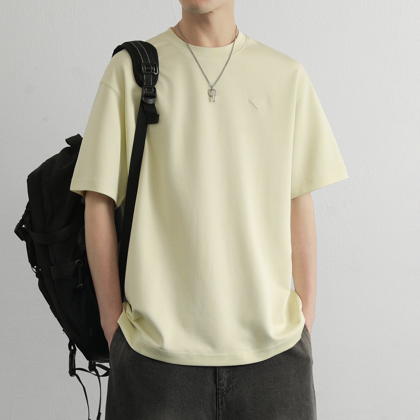 Hvga asosiy modellari eski pul uslubi yumshoq va qulay teri salqin tuyg'u yarim yengli pastki ko'ylak Amerika tekis rangli moda shaxsiyat trendi tasodifiy erkin qisqa qisma futbolkalar bir xil modellar bilan erkaklar va ayollar