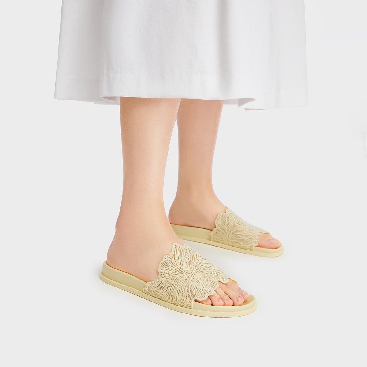 Шлёпанцы женские Charles&Keith ck