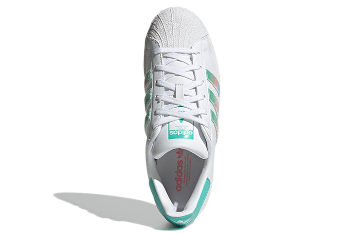 Ayollar uchun Adidas Superstar krossovkalari