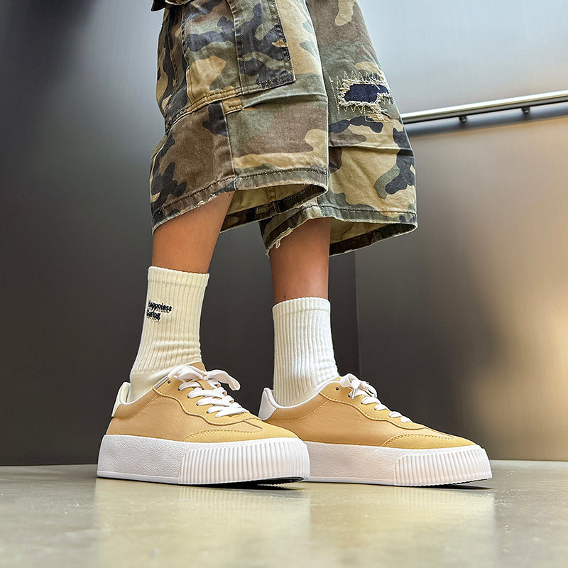 Erkaklar AAA 1955-yildan beri krossovkalar