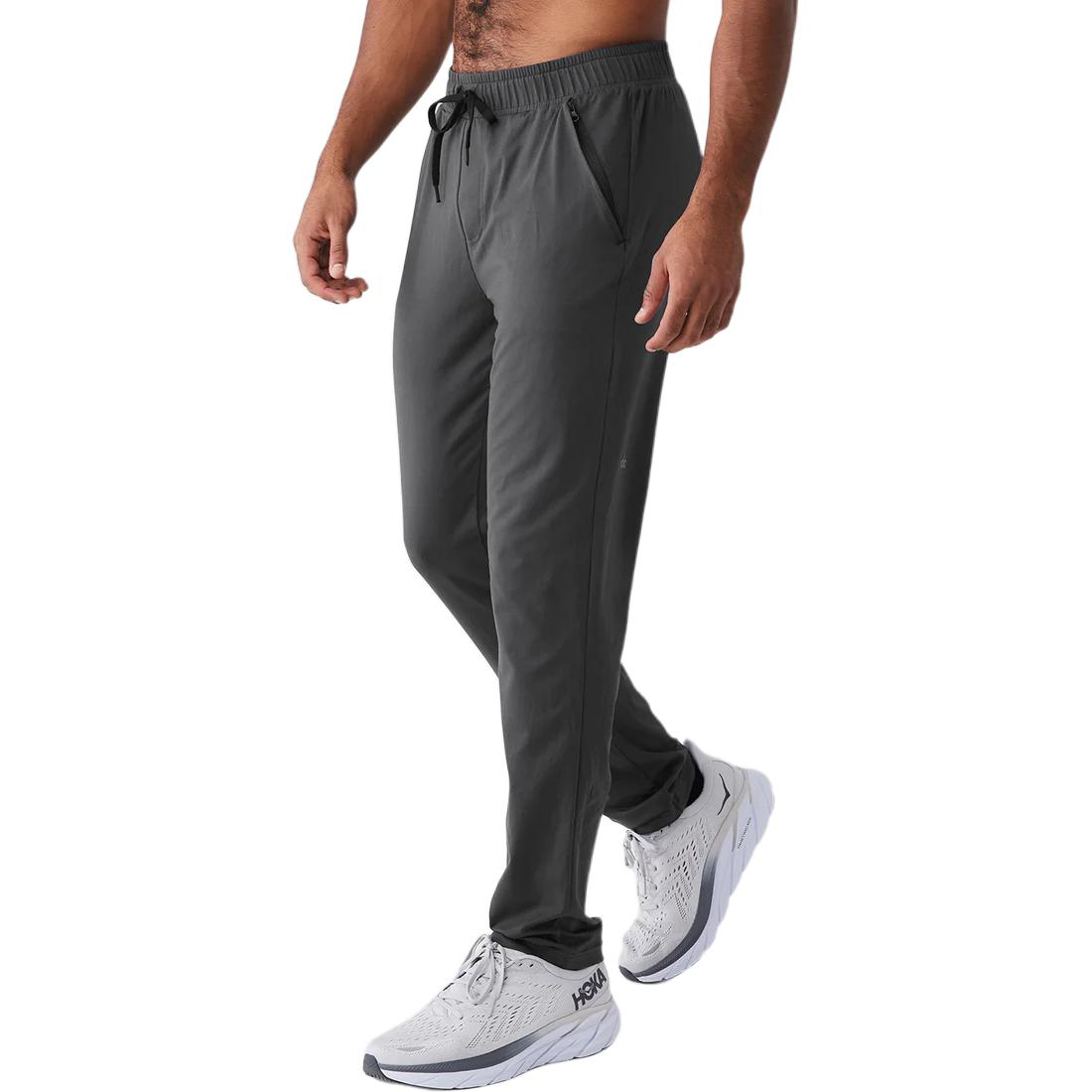 Alo Yoga Erkaklar uchun tekis rangli to'rli terni o'tkazmaydigan sport shimlari