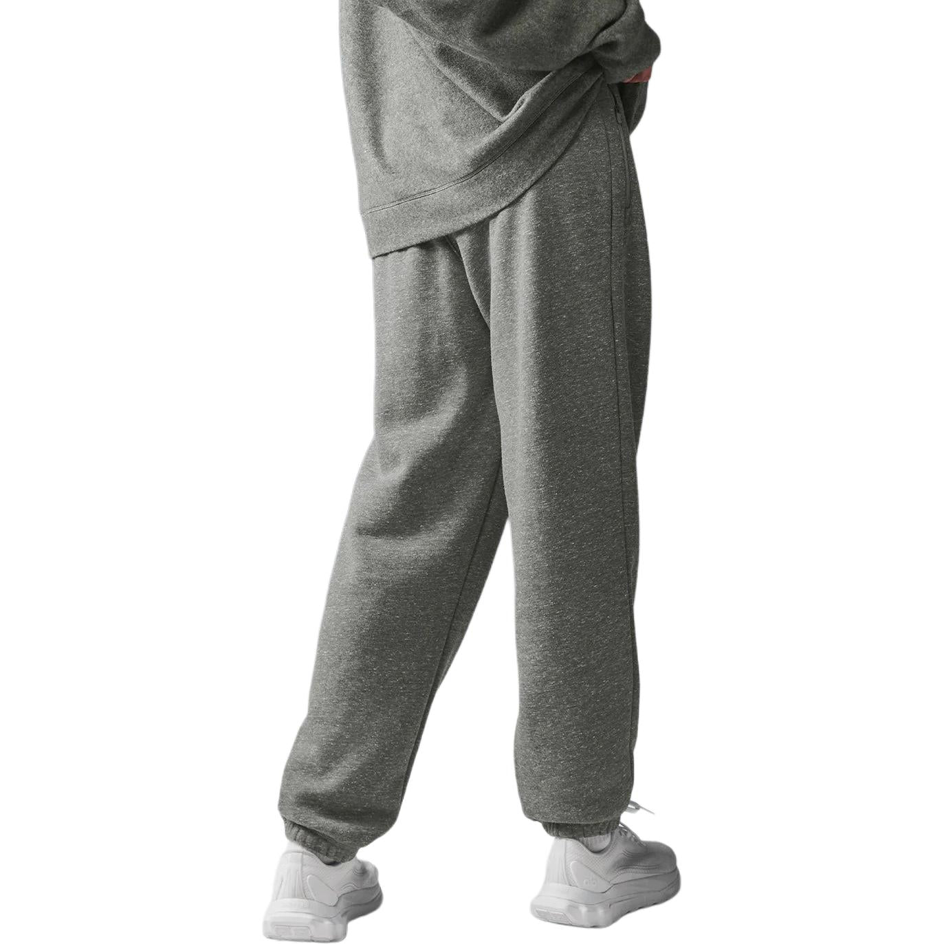 Alo yoga triumph restore bir xil rangdagi logotipi bosilgan, erkin ishlangan terli erkaklar shimlari