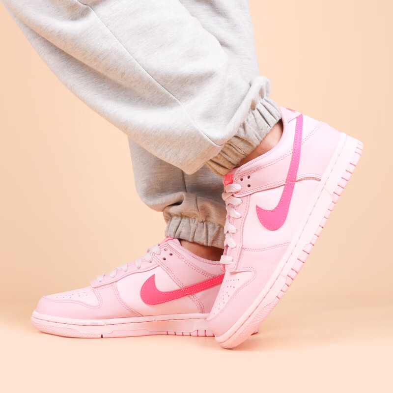 Nike Dunk "Triple Pink" ayollar krossovkalari