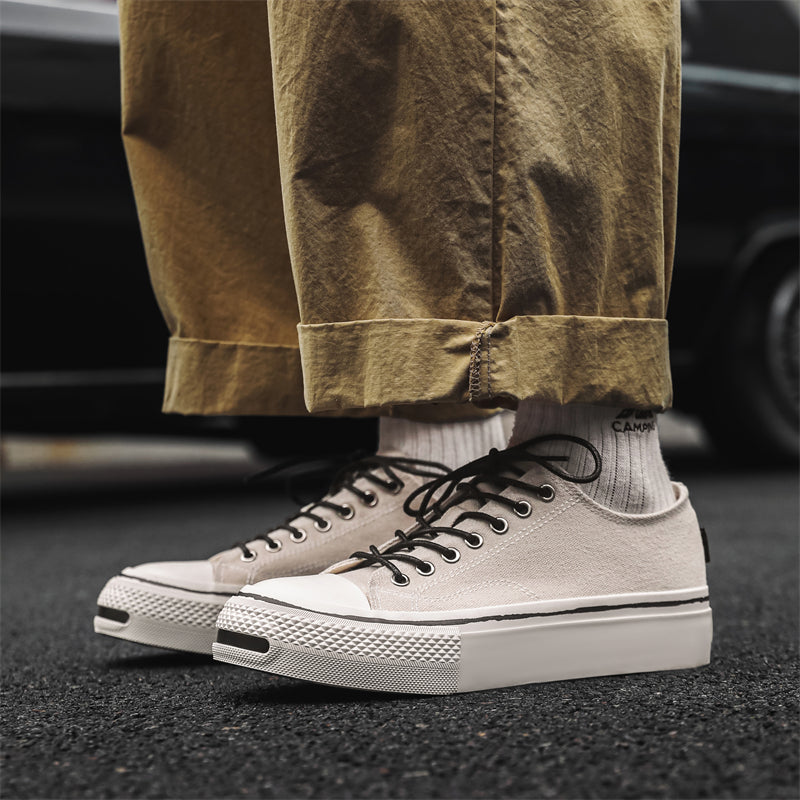 Erkaklar AAA 1955-yildan beri krossovkalar