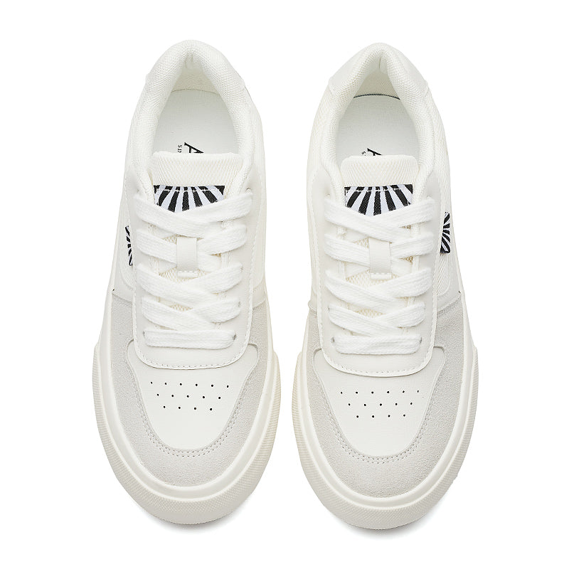 AAA 1955-yildan beri krossovkalar