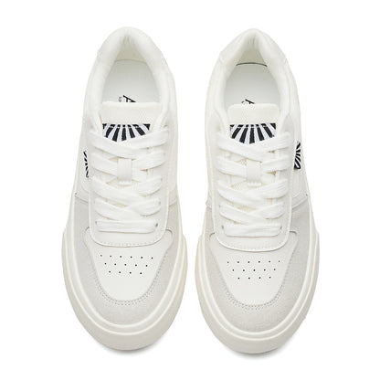 AAA 1955-yildan beri krossovkalar