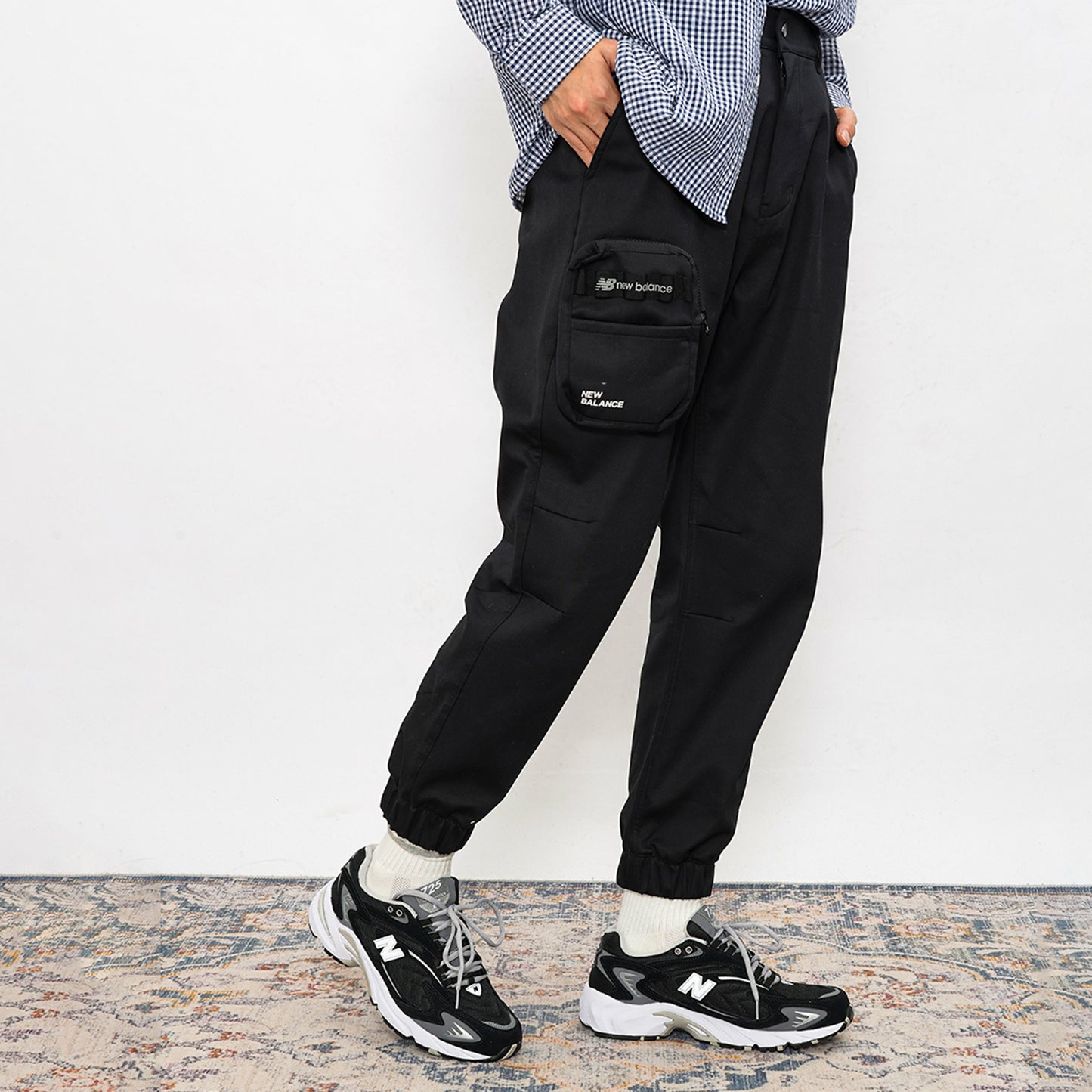 Katta oʻlchamli choʻntaklari boʻlgan New Balance erkaklar qora qishki kundalik shimlari