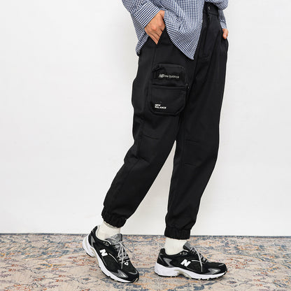 Katta oʻlchamli choʻntaklari boʻlgan New Balance erkaklar qora qishki kundalik shimlari