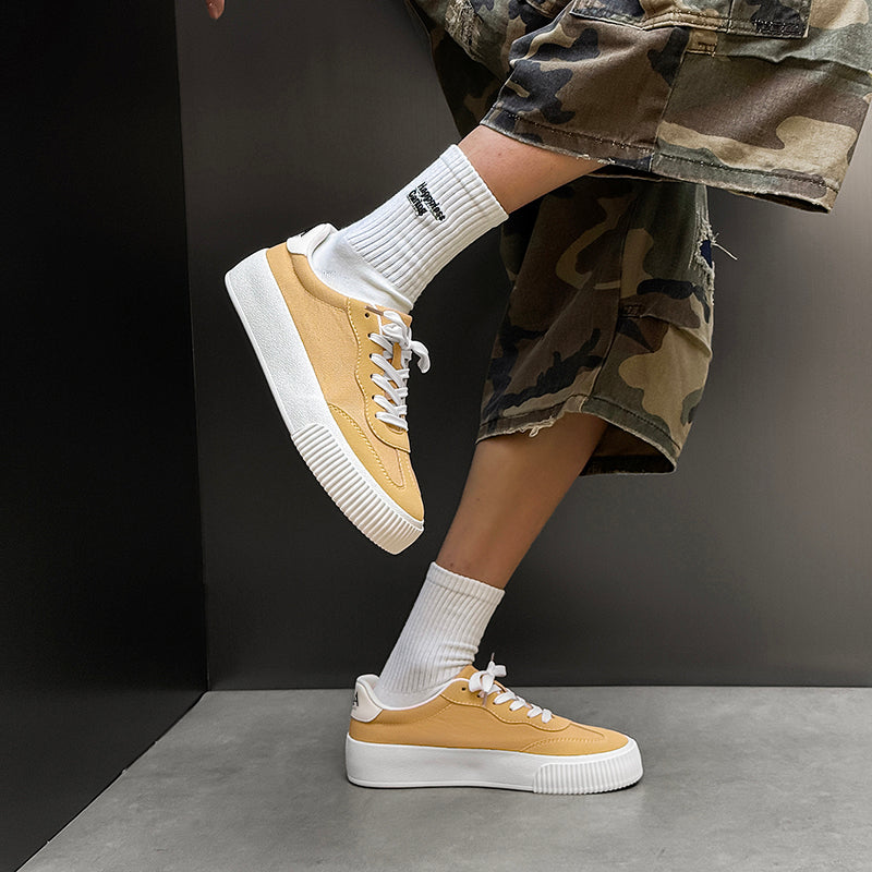 Erkaklar AAA 1955-yildan beri krossovkalar