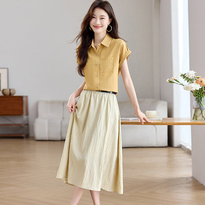 Pierre Cardin tomonidan ishlab chiqarilgan ayollar yubka-kurtkasi kostyumi