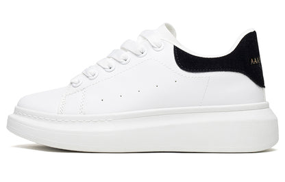 AAA 1955-yildan beri krossovkalar