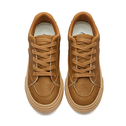 Erkaklar AAA 1955-yildan beri krossovkalar