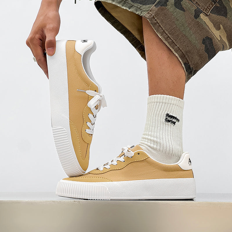 Erkaklar AAA 1955-yildan beri krossovkalar