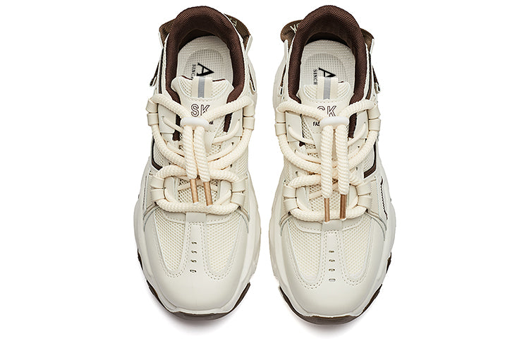 Erkaklar AAA 1955-yildan beri krossovkalar