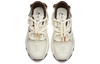 Erkaklar AAA 1955-yildan beri krossovkalar