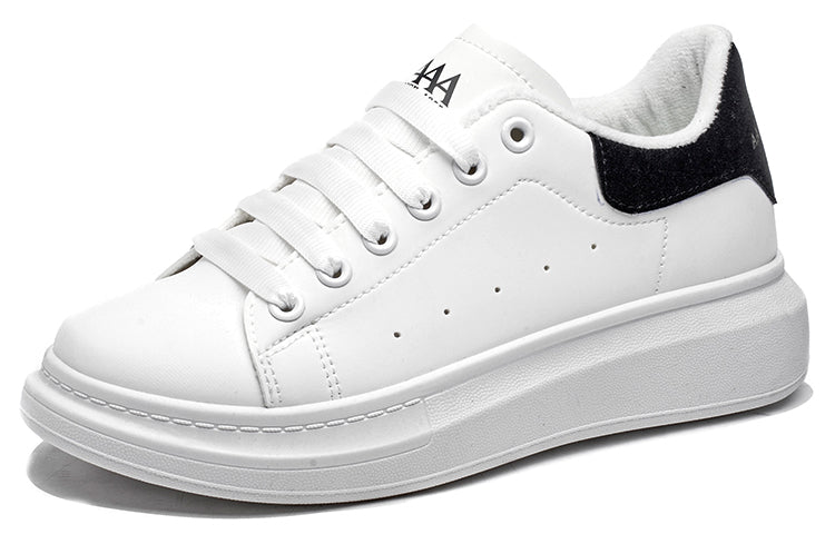 AAA 1955-yildan beri krossovkalar