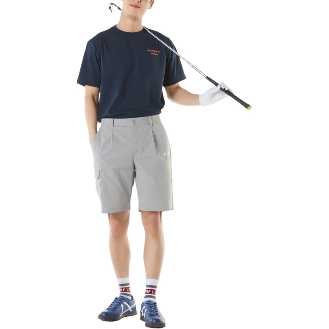 Le Coq Sportif logotipi bosilgan qisqa yengli, bo'yinbog'li futbolka